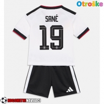 Otroške Nogometnih dresov Nemčija Leroy Sane #19 Domači SP 2026 Kratki rokavi (+ hlače)